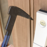 ドアのこじ開け